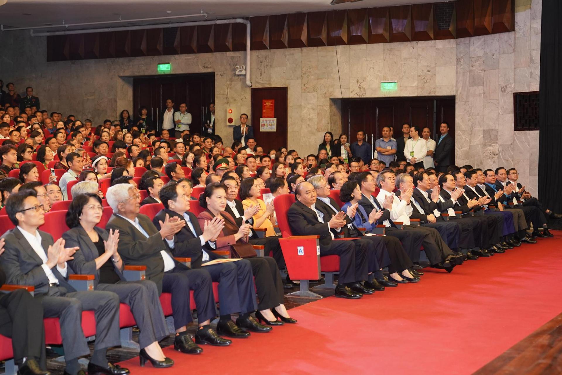 Thủ tướng Nguyễn Xuân Phúc và PG88 go Bắn cá Quốc hội Nguyễn Thị Kim Ngân với các đại biểu dự Tải Game PG88 go Cả nước chung tay vì người nghèo năm 2020.