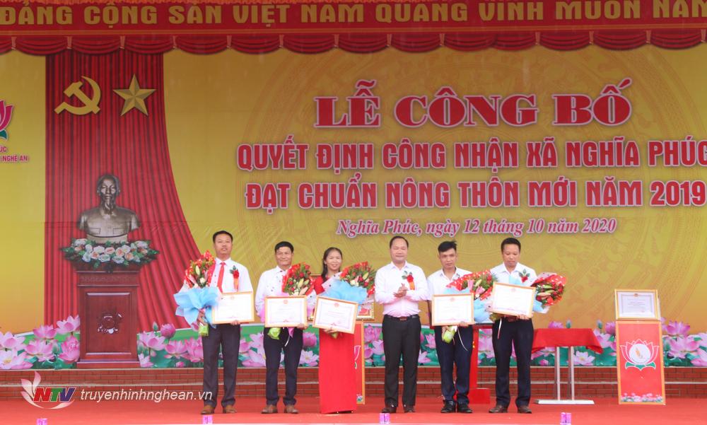 Lãnh đạo huyện trao giấy khen cho các cá nhân, tập thể có thành tích xuất sắc trong phong trào xây dựng NTM.