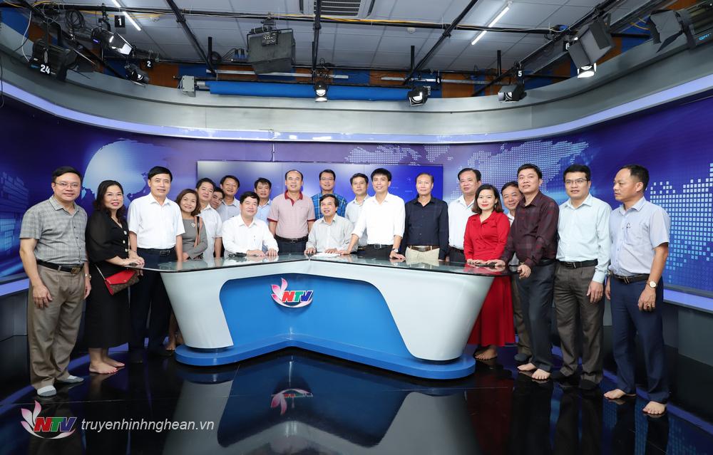 Đoàn công tác thăm và chụp ảnh lưu niệm tại Studio Minh Hồng - Studio sản xuất các bản tin thời sự của Đài.