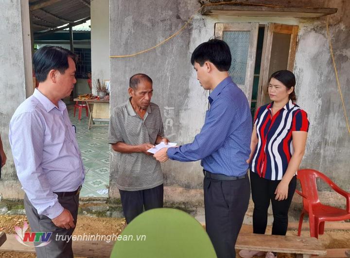 Lãnh đạo huyện trao hỗ trợ cho các gia đình nạn nhân.
