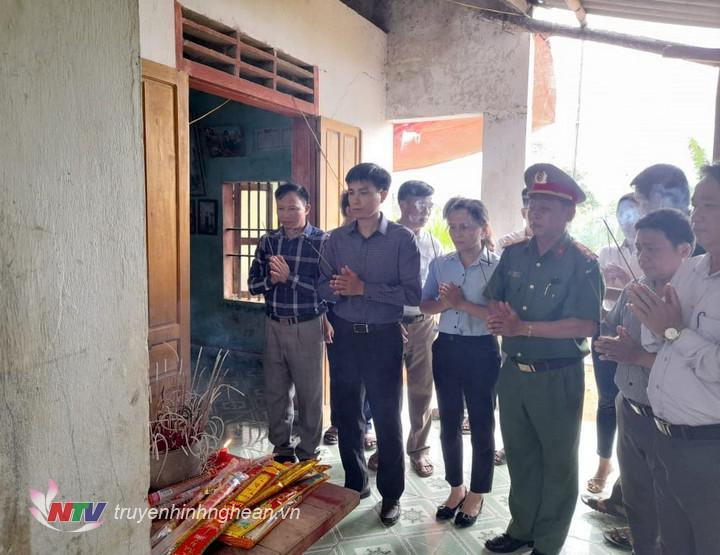 Lãnh đạo huyện đến thăm hỏi, chia sẻ, động viên các gia đình nạn nhân.