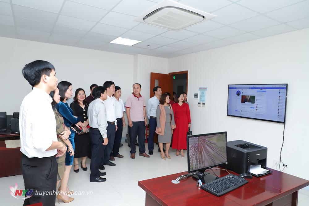 Đoàn công tác thăm bộ phận trang thông tin Xổ Số PG 88 của Đài.