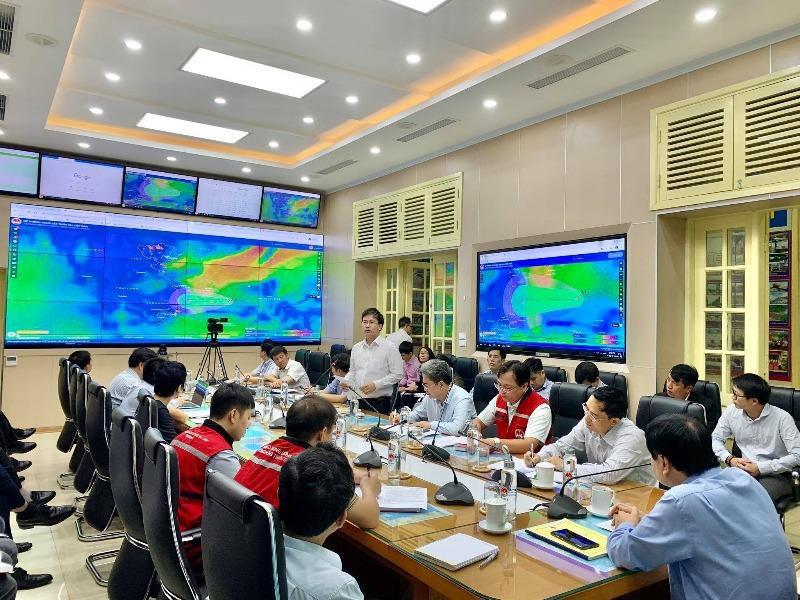 Ông Mai Văn Khiêm, Giám đốc Trung tâm Dự báo khí tượng thủy văn quốc gia thông tin về tình hình vùng áp thấp.