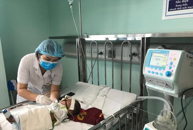 Điều dưỡng chăm sóc bé 3 tháng tuổi nhiễm virus hợp bào hô hấp phải thở oxy.