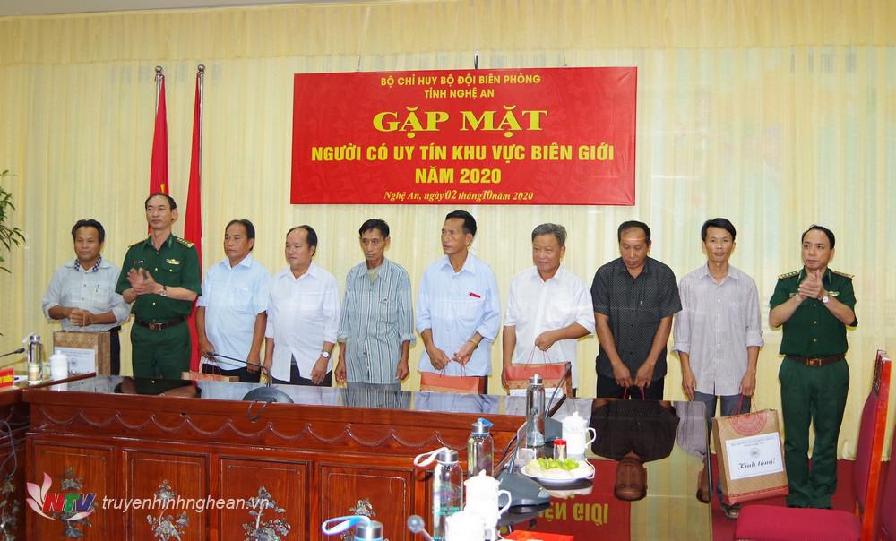 Bộ chỉ huy BĐBP tỉnh tặng quà cho người có uy tín KVBG