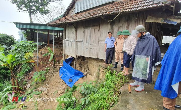 Một hộ dân tại bản Khánh Thành xã Nậm Cắn bị đất đá sạt lở gây ảnh hưởng nghiêm trọng đến ngôi nhà.