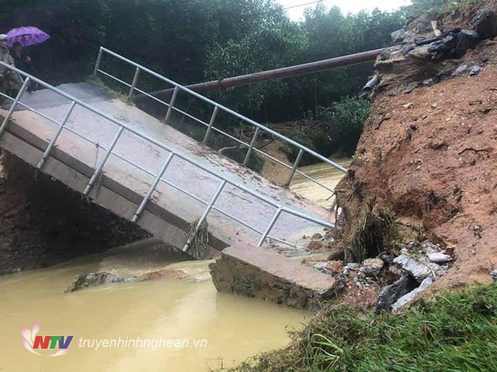 Sập cầu ở xã Thanh Mỹ, huyện Thanh Chương.
