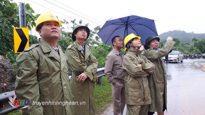 Lãnh đạo huyện đi kiểm tra thực tế tại các điểm sạt lở