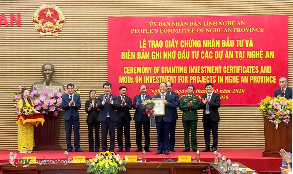 Trao giấy chứng nhận nhà đầu tư và biên bản ghi nhớ đầu tư cho các dự án.