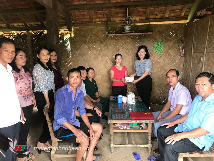 Trao hỗ trợ cho hộ gia đình anh