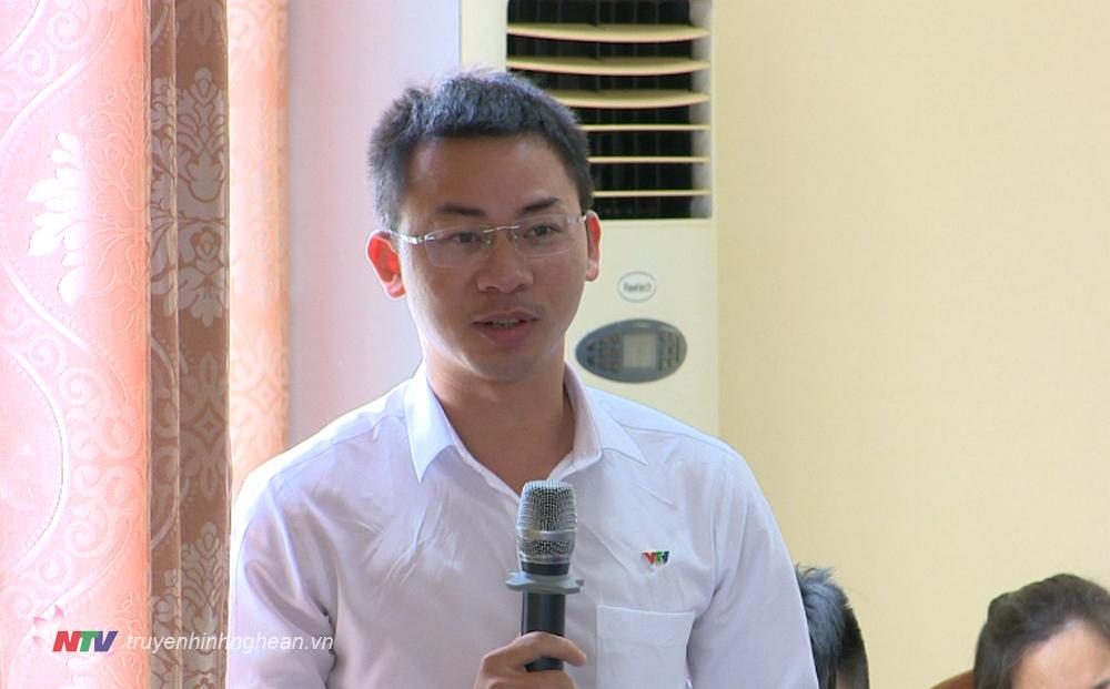 Đại diện cơ quan báo chí đặt câu hỏi tại buổi họp.