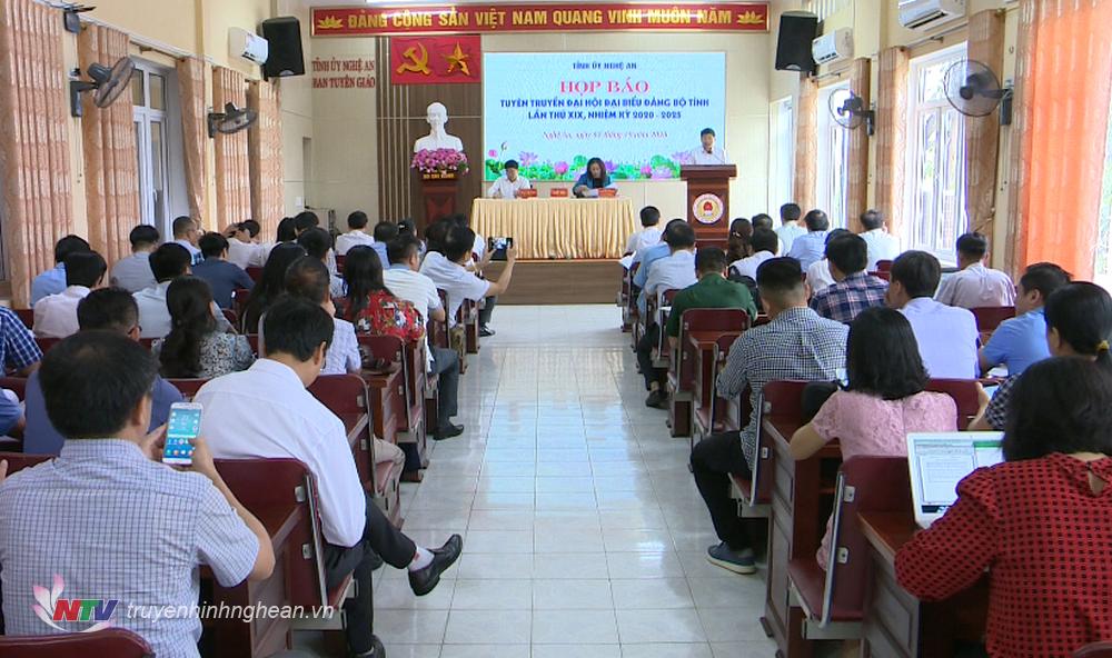 Toàn cảnh họp báo.