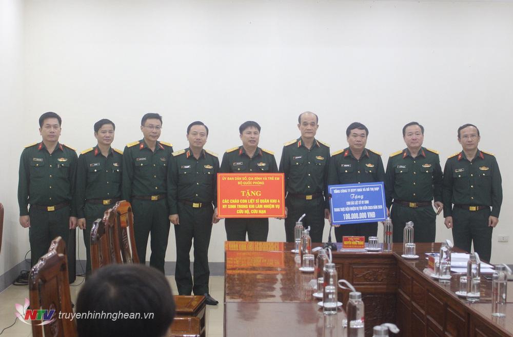 Trao hỗ trợ con dưới 16 tuổi của các liệt sỹ.