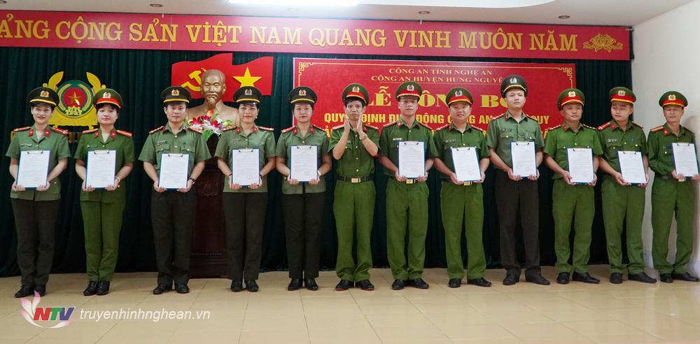 trao Quyết định cho các đồng chí đảm nhận các chức danh công an xã , thị trấn trên địa bàn.