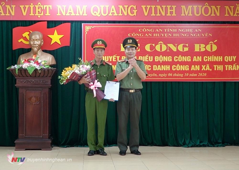 trao quyết định cho Phó trưởng Công an xã Hưng Đạo