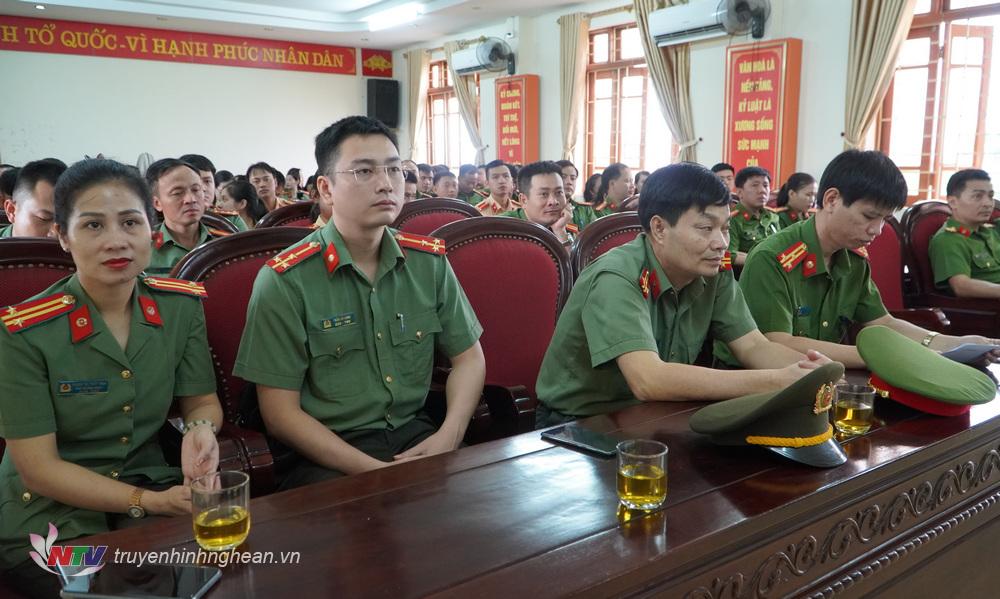 Các đại biểu dự buổi lễ.
