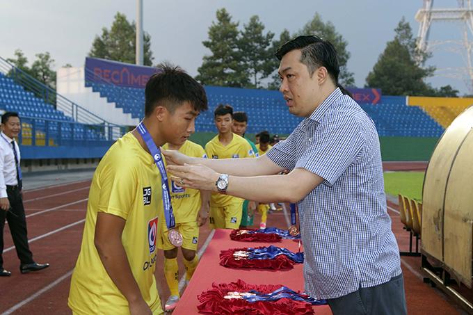 Phó chủ tịch LĐBĐ PG 88 Nổ Hũ Cao Văn Chóng trao giải Đồng hạng ba cho SLNA.