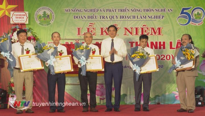 Trao bằng khen của UBND tỉnh cho các cá nhân có thành tích xuất sắc.