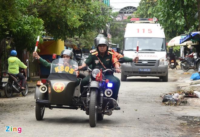 Xe cứu thương đưa thi thể các nạn nhân tại tiểu khu 67 về bệnh viện.