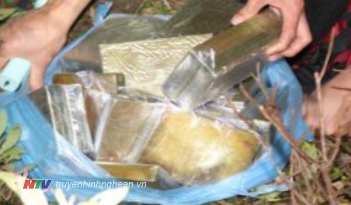 Số ma tuý bên trong ba lô mà nhóm đối tượng bỏ lại.