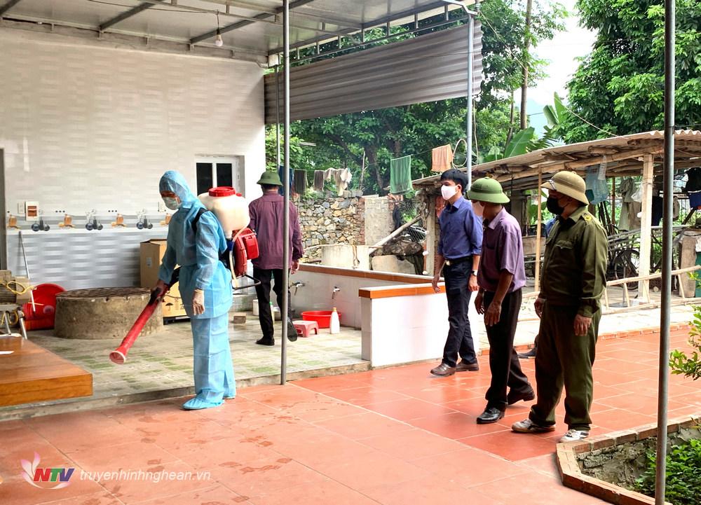 Phun thuốc diệt muỗi.