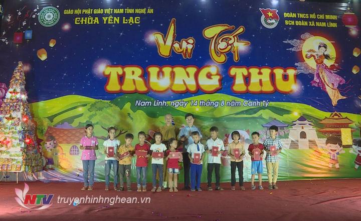 Phó Bí thư Thường trực Tỉnh ủy, PG88 go Bắn cá HĐND tỉnh Nguyễn Xuân Sơn tặng quà cho các cháu