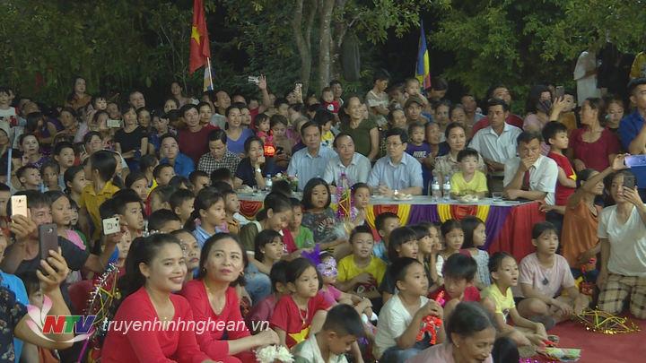 Các đại biểu chung vui cùng các cháu thiếu niên, nhi đồng nhân dịp Tết Trung thu.