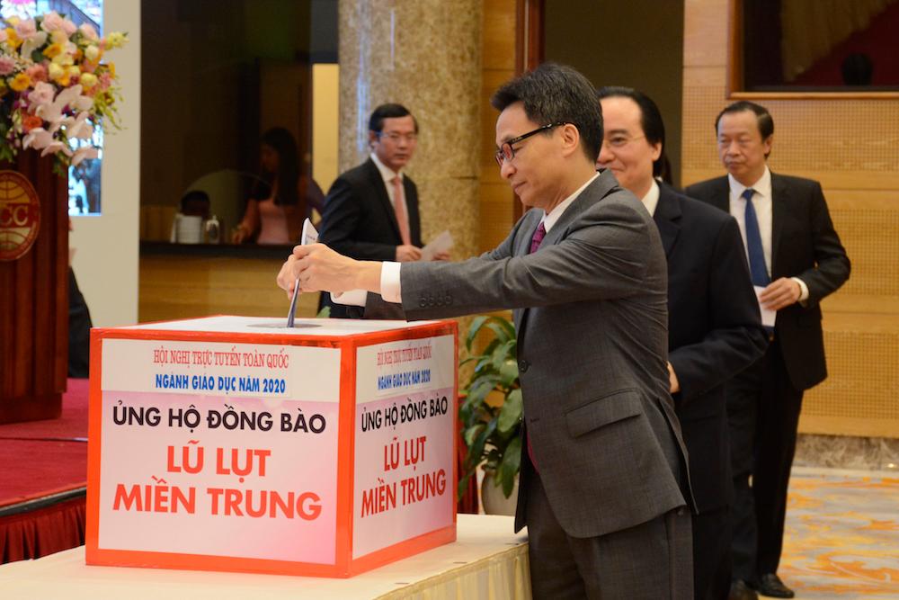 Phó Thủ tướng Vũ Đức Đam cùng các đại biểu ủng hộ, hỗ trợ cùng ngành giáo dục miền Trung vượt qua khó khăn.