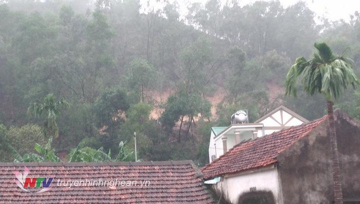 Chính quyền địa phương đã sơ tán 8 hộ dân trong khu vực nguy hiểm di dời đến nơi an toàn.