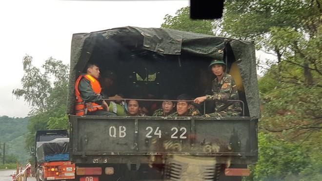 Các tổ cứu hộ, cứu nạn được triển khai đế hiện trường