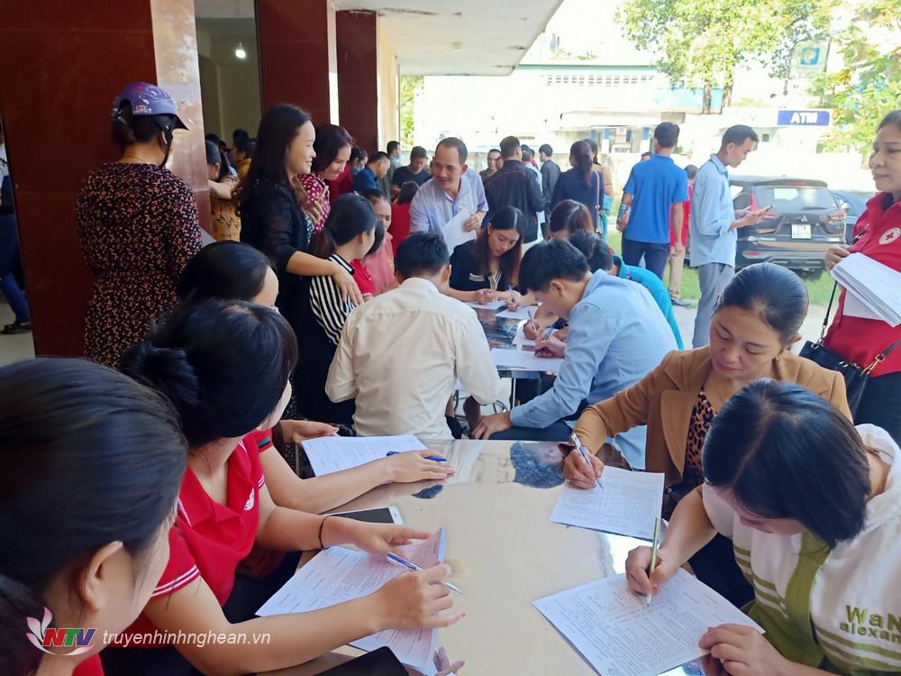 Các tình nguyện viên đăng ký tham gia hiến máu.