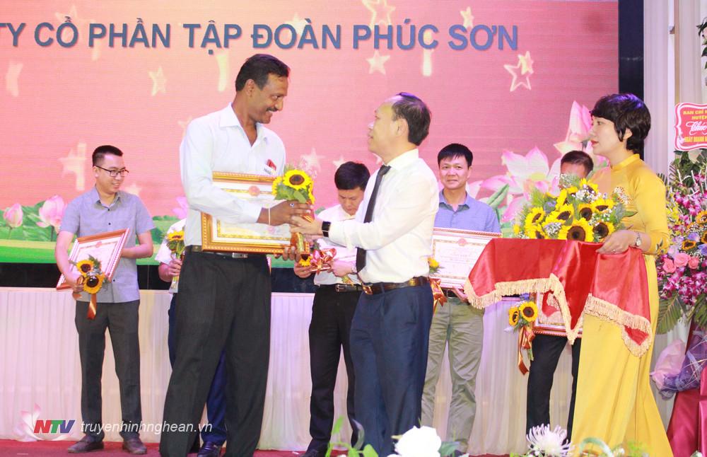 Đại diện lãnh đạo huyện trao thưởng cho doanh nghiệp.