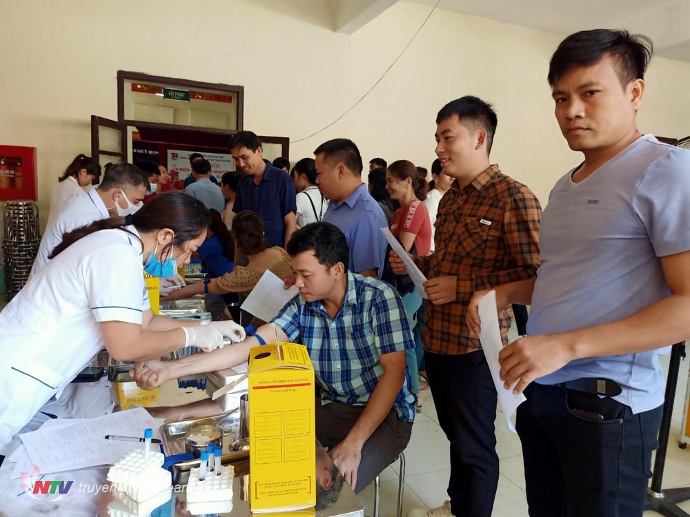 Khám sàng lọc trước khi tình nguyện viên hiến máu.