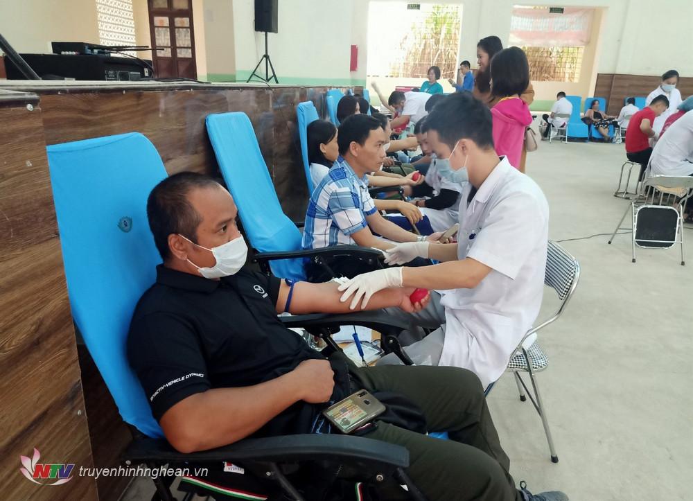 Các tình nguyện viên hiến máu.