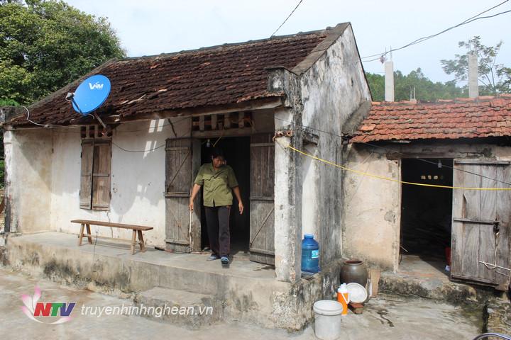 Ngôi nhà xuống cấp của hộ gia đình bà