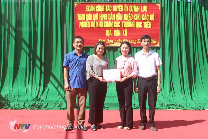 tặng quà cho hộ nghèo, 3 trường học và xã Tam Hợp