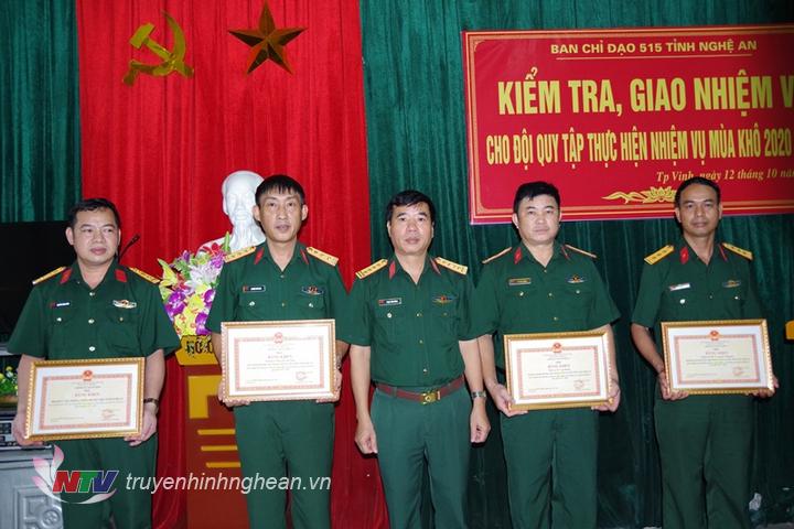 rao Bằng khen của Chính uỷ Quân khu 4 cho tập thể Đội Quy tập và 3 các nhân vì đã có thành tích xuất sác trong thực hiện nhiệm vụ tìm kiếm, quy tập hài cốt liệt sỹ mùa kho 2019 – 2020.