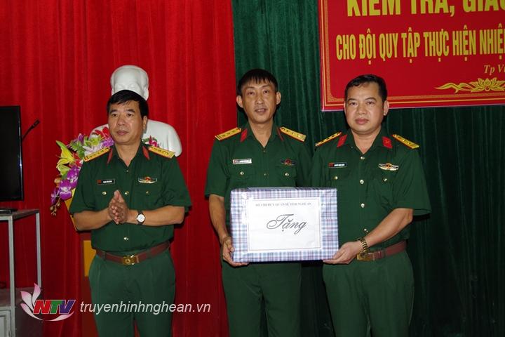 Tặng quà động viên cán bộ chiến sỹ đội quy tập trước lúc lên đường làm nhiệm vụ