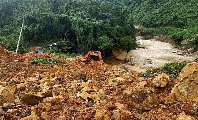 Đất đá vùi lấp tại khu vực thủy điện Rào Trăng 3.