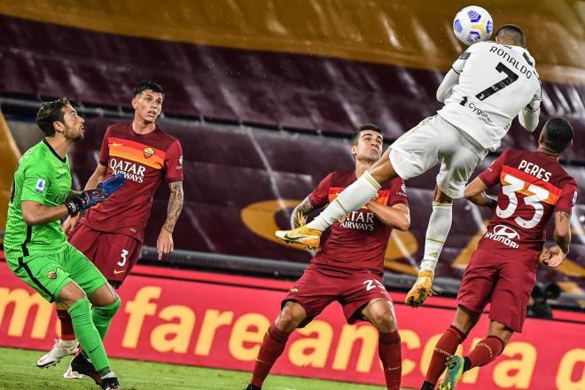 Ronaldo bay cao trước Roma.
