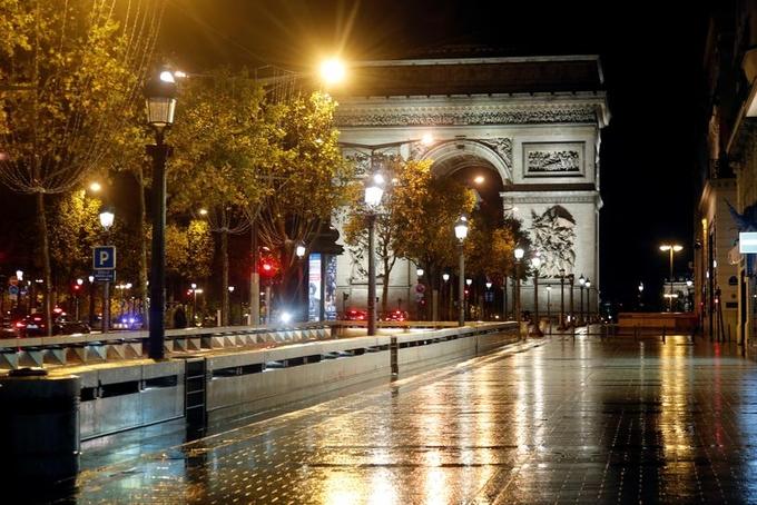 Khải Hoàn Môn không người qua lại khi Paris áp lệnh giới nghiêm ban đêm hôm 27/10. Ảnh: Reuters.