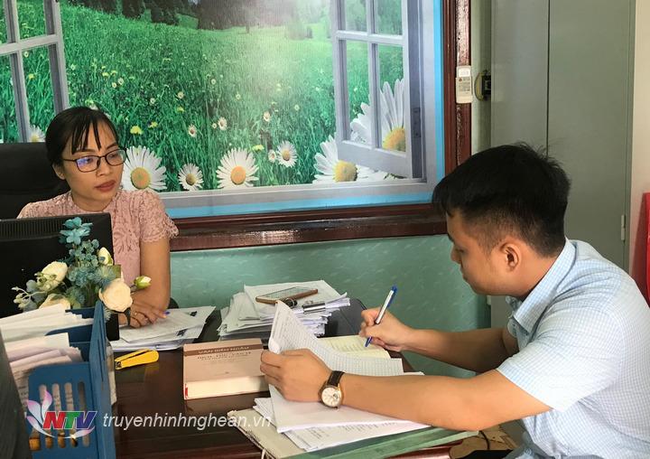 Cán bộ Sở Nội vụ kiểm tra thủ tục hành chính tại Phòng Văn hóa Thông tin huyện Tân Kỳ.