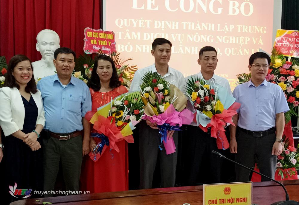 Tặng hoa cho Ban Giám đốc Trung tâm Dịch vụ Nông nghiệp huyện.