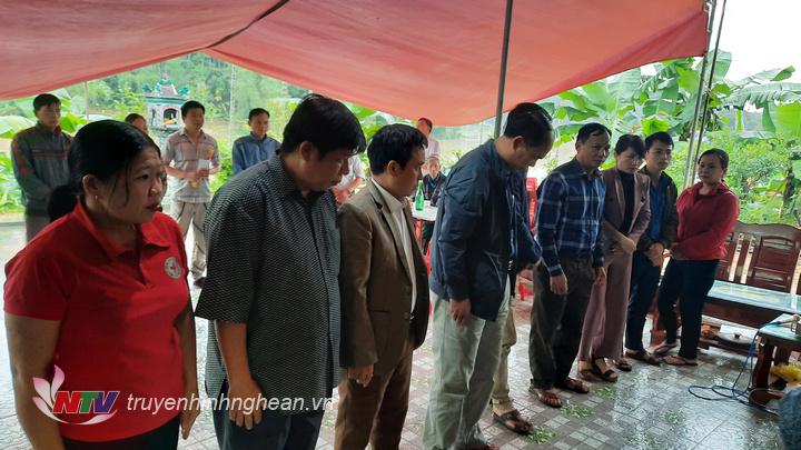 Đoàn công tác thăm viếng nạn nhân đuối nước do mưa lũ trên địa bàn.