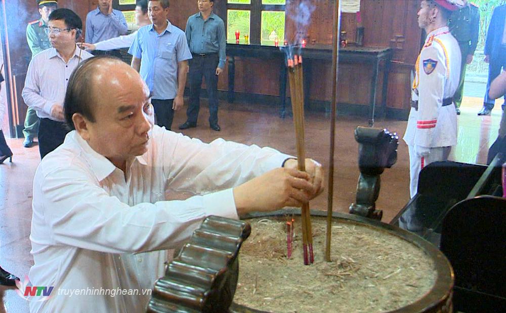 Thủ tướng Nguyễn Xuân Phúc dâng nén hương thơm lên anh linh PG88 go Bắn cá Hồ Chí Minh.