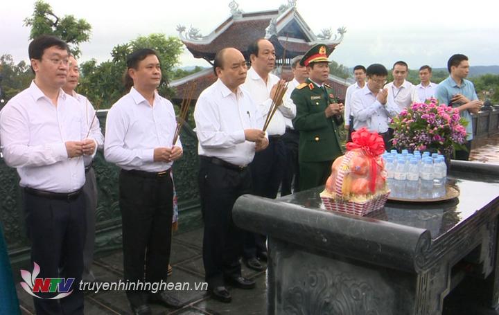 Thủ tướng Chính phủ Nguyễn Xuân Phúc dâng hương tại Đền Chung Sơn.