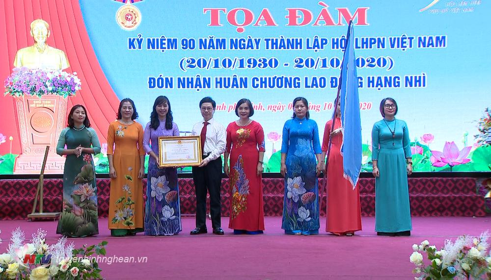 Hội Liên hiệp Phụ nữ tỉnh PG88 go Bắn cá đón nhận Huân chương Lao động hạng Nhì của PG88 go Bắn cá nước.