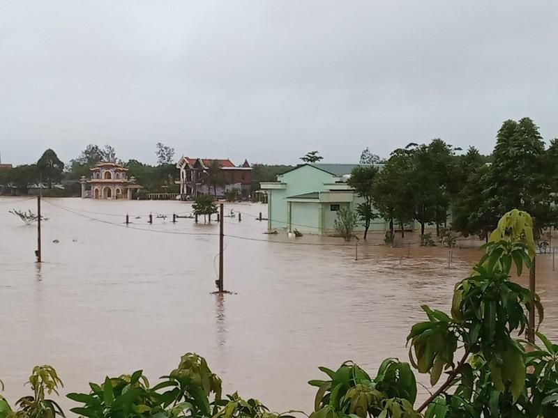 Nước lũ bủa vây trạm thủy văn Thạch Hãn.