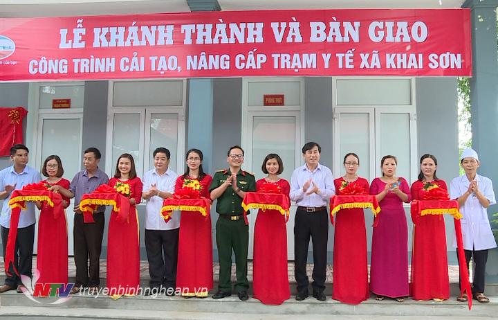 Các đại biểu cắt băng khánh thành.