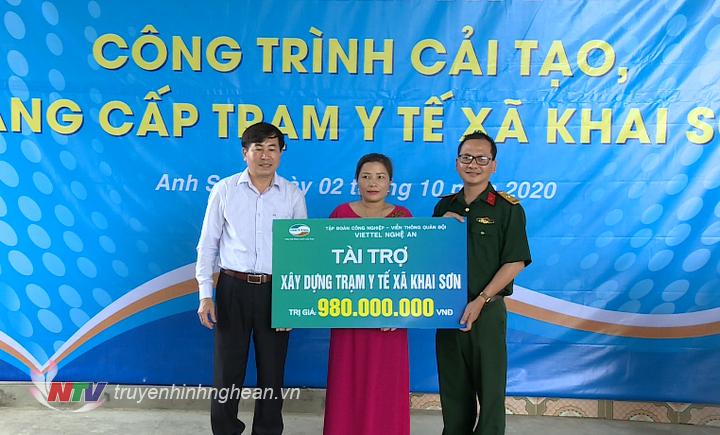 Đại diện Viettel trao tặng biển tài trợ.